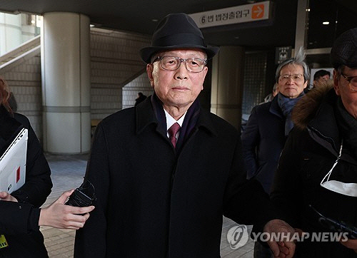 박근혜 정부의 이른바 '문화계 블랙리스트' 사건과 관련 직권남용 권리행사 방해 등 혐의로 기소된 김기춘 전 대통령비서실장이 24일 오후 서울 서초구 서울고등법원에서 열린 파기환송심 선고 공판을 마친 뒤 법정을 나서고 있다. 서울고법 형사6-1부(원종찬 박원철 이의영 부장판사)는 이날  김 전 실장에게 징역 2년을 선고했다. [연합뉴스]
